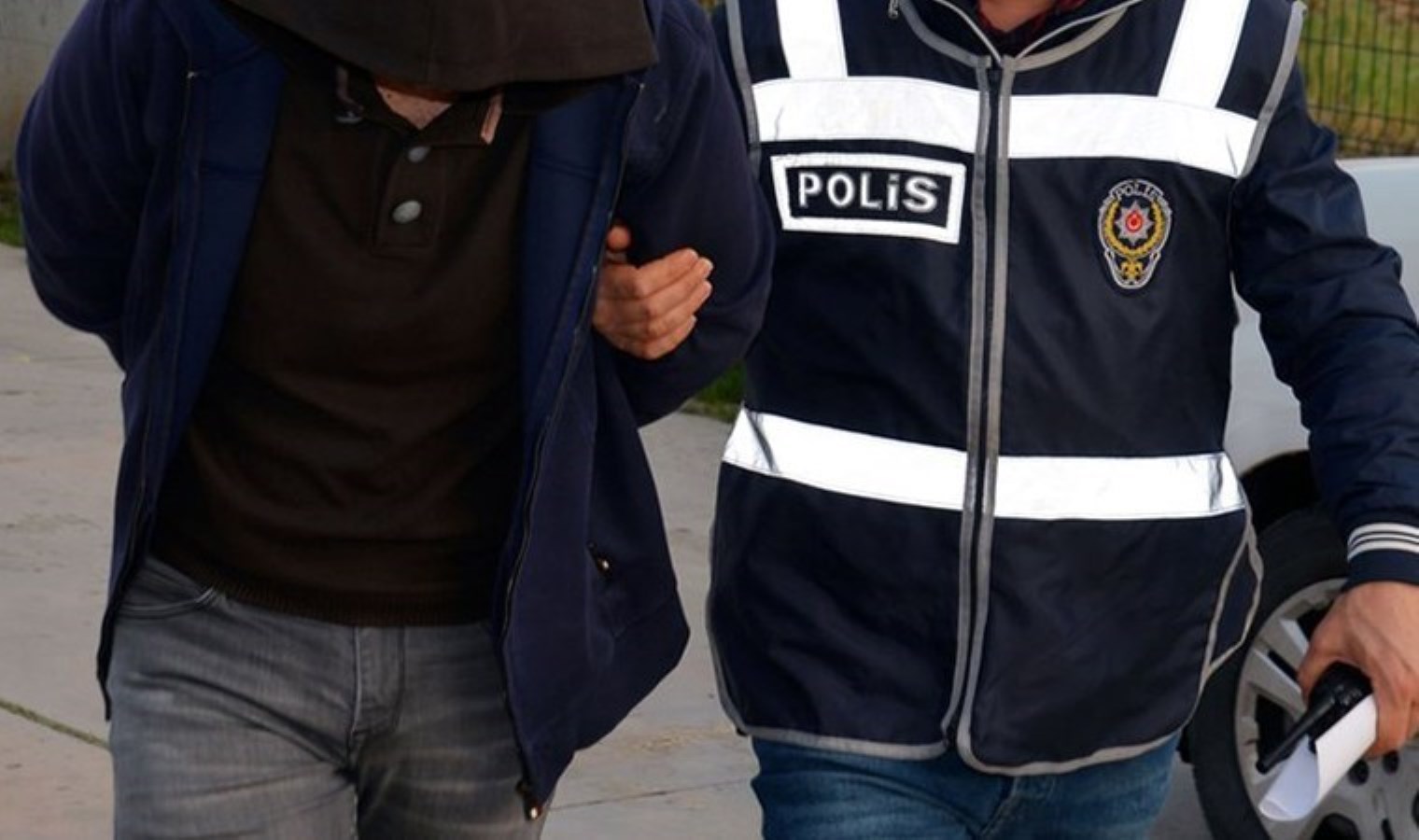 20 yaşında 53 yıl hapis cezasıyla aranan suç makinesi Adana’da yakalandı